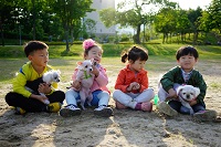어린이들과 강아지들 이미지